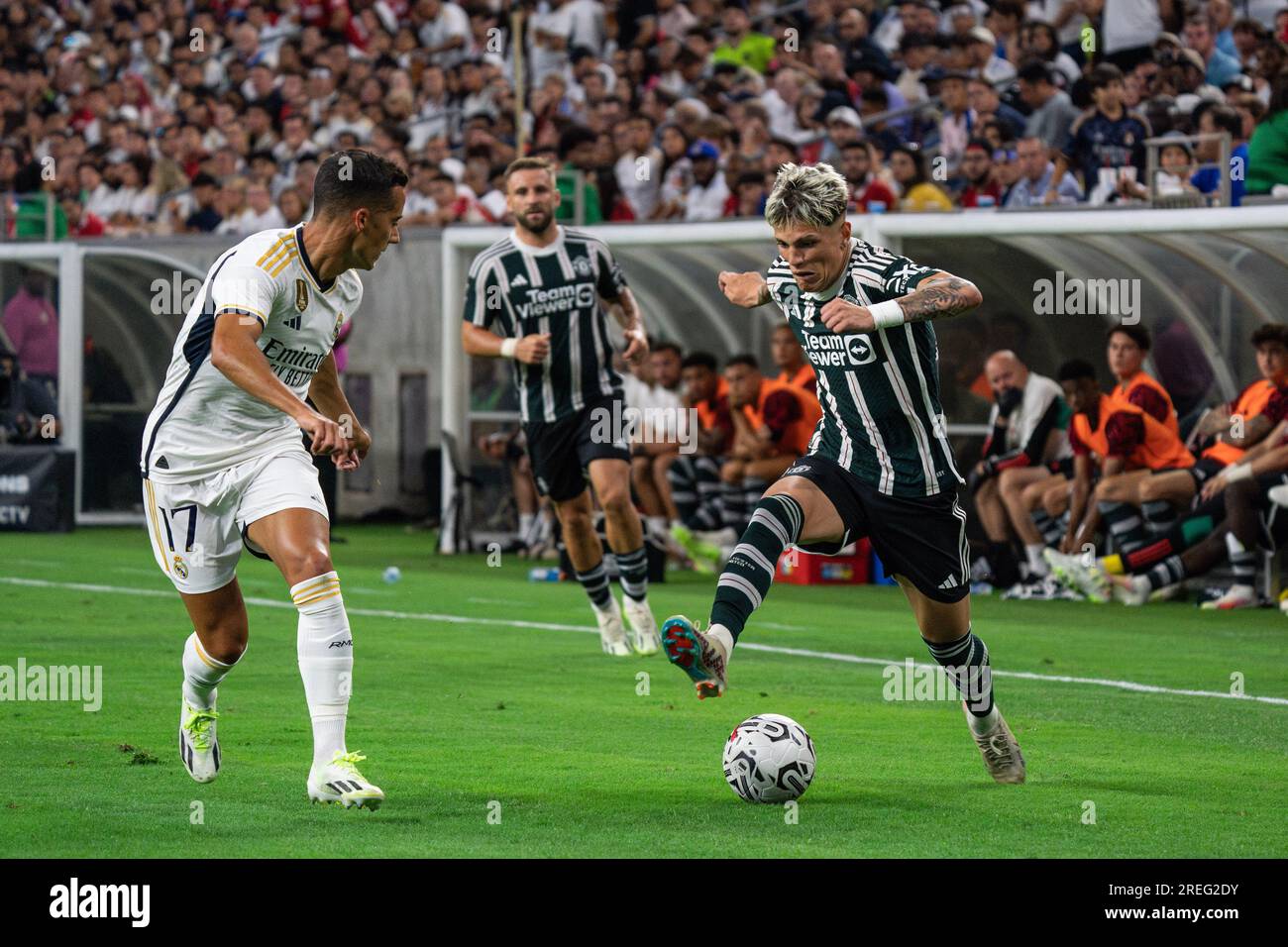 L'attaquant de Manchester United Alejandro Garnacho (49) est défendu par le milieu de terrain du Real Madrid Lucas Vázquez (17) lors du Soccer Champions Tour, mercredi Banque D'Images
