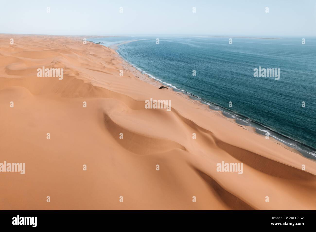 Drone aérien, où le désert rencontre l'océan, Sandwich Harbour, Namibie,  Afrique Photo Stock - Alamy