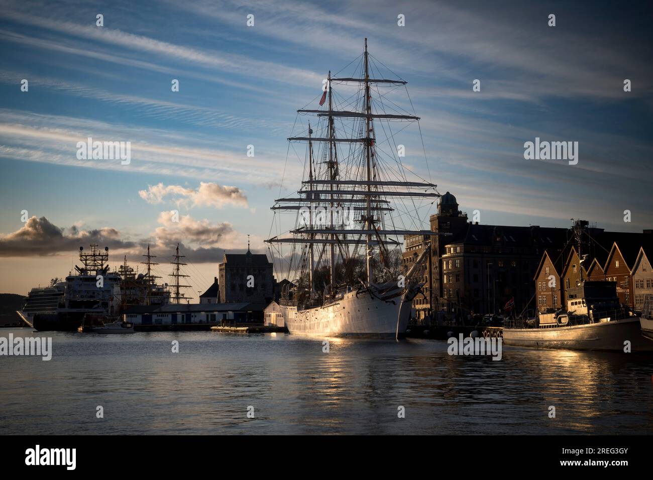 Voilier amarré dans le port de Bergen sous la lumière dorée du soleil Banque D'Images