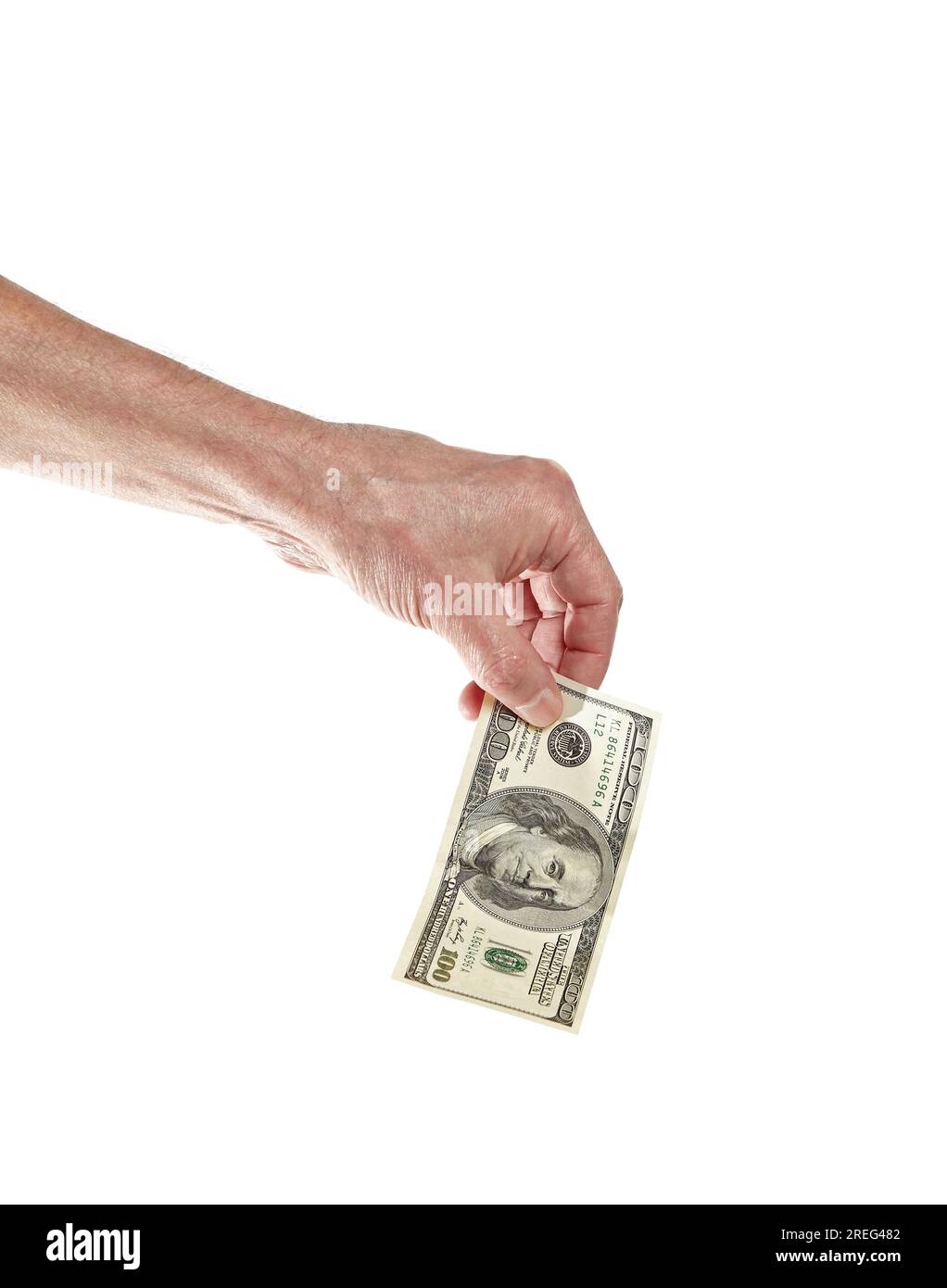 Main d'homme tenant une facture de 100 dollars isolée sur fond blanc. Une facture de cent dollars dans la main de l'homme à payer et donner Banque D'Images