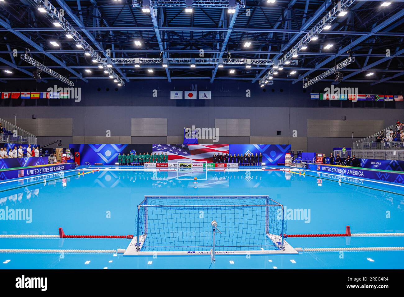 FUKUOKA, JAPON - JUILLET 28 : Alda Magyari de Hongrie, Dorottya Szilagyi de Hongrie, Greta Gurisatti de Hongrie, Geraldine Mahieu de Hongrie, Rebbecca Parkes de Hongrie, Rita Keszthelyi de Hongrie, Dora Leimeter de Hongrie, Natasa Rybanska de Hongrie, Kamilla Farago de Hongrie, Krisztina Garda de Neszka, Hongrie Zsuzsanna Mate de Hongrie, Ashleigh Johnson des États-Unis, Madeline Musselman des États-Unis, Tara Prentice des États-Unis, Rachel Fattal des États-Unis, Maggie Steffens des États-Unis, Jewel Roemer des États-Unis, Ryann Neushul des États-Unis, Emily Mary Ausmus des États-Unis, Kaleigh Gilchrist des États-Unis, Bayley Weber des États-Unis, Jenn Banque D'Images