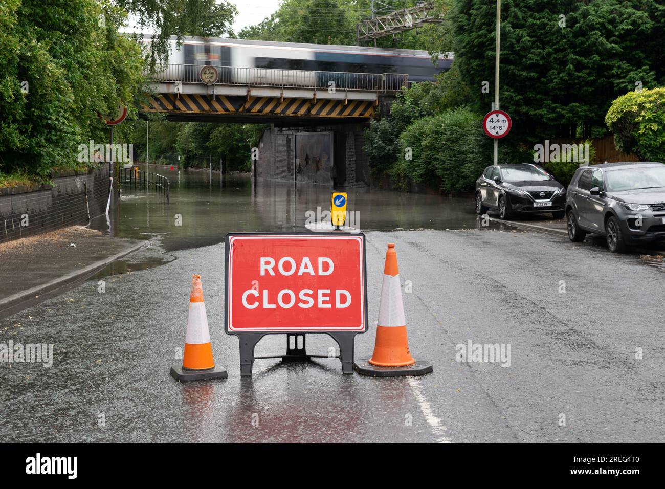 Panneau routier fermé devant les eaux de crue sur Crossley Road pendant la tempête. Stockport, Greater Manchester UK Banque D'Images