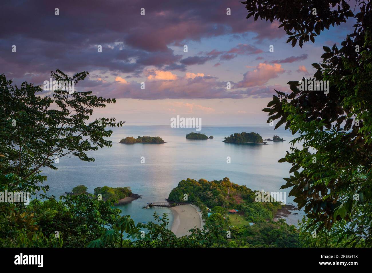 Lumière du soir dernier sur le côté nord-est de l'île de Coiba, côte Pacifique, province de Veraguas, République du Panama, Amérique centrale. Banque D'Images