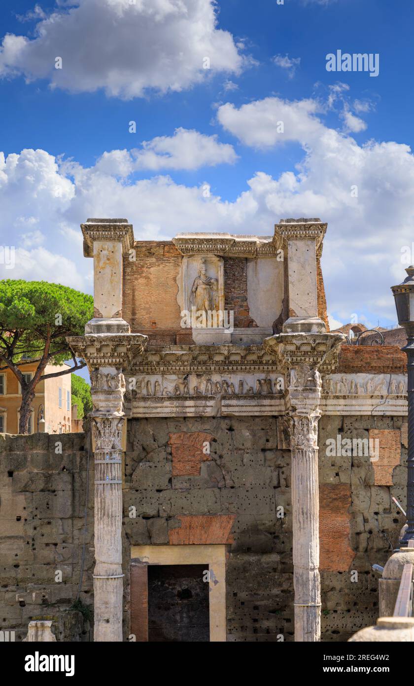 Le Forum de Nerva à Rome, Italie : vue de la Colonnacce. Banque D'Images