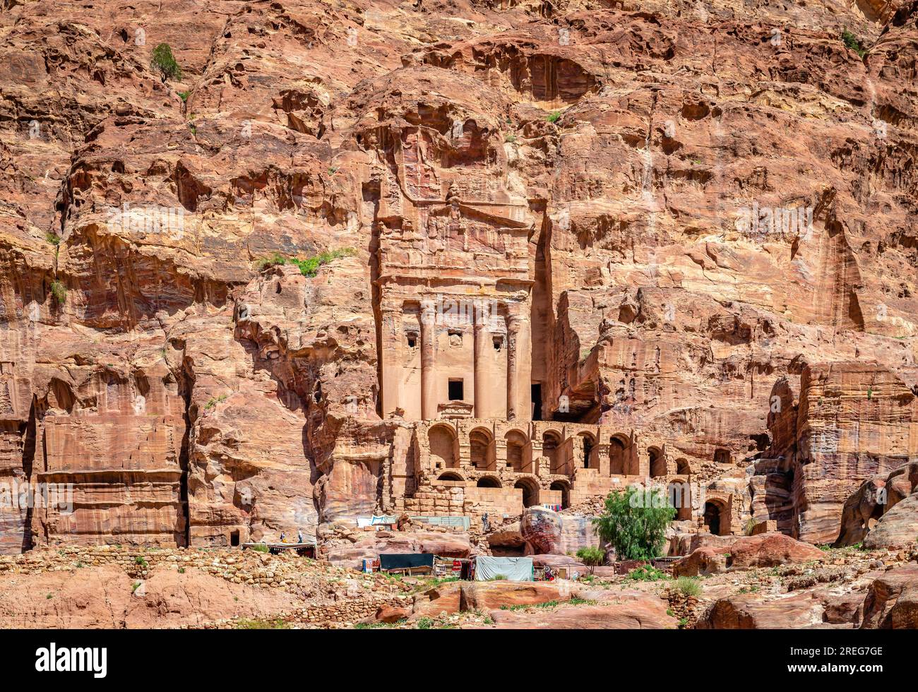 Les tombes royales, une série de grands mausolées sculptés aux façades impressionnantes surplombant la ville antique de Pétra, en Jordanie. Banque D'Images
