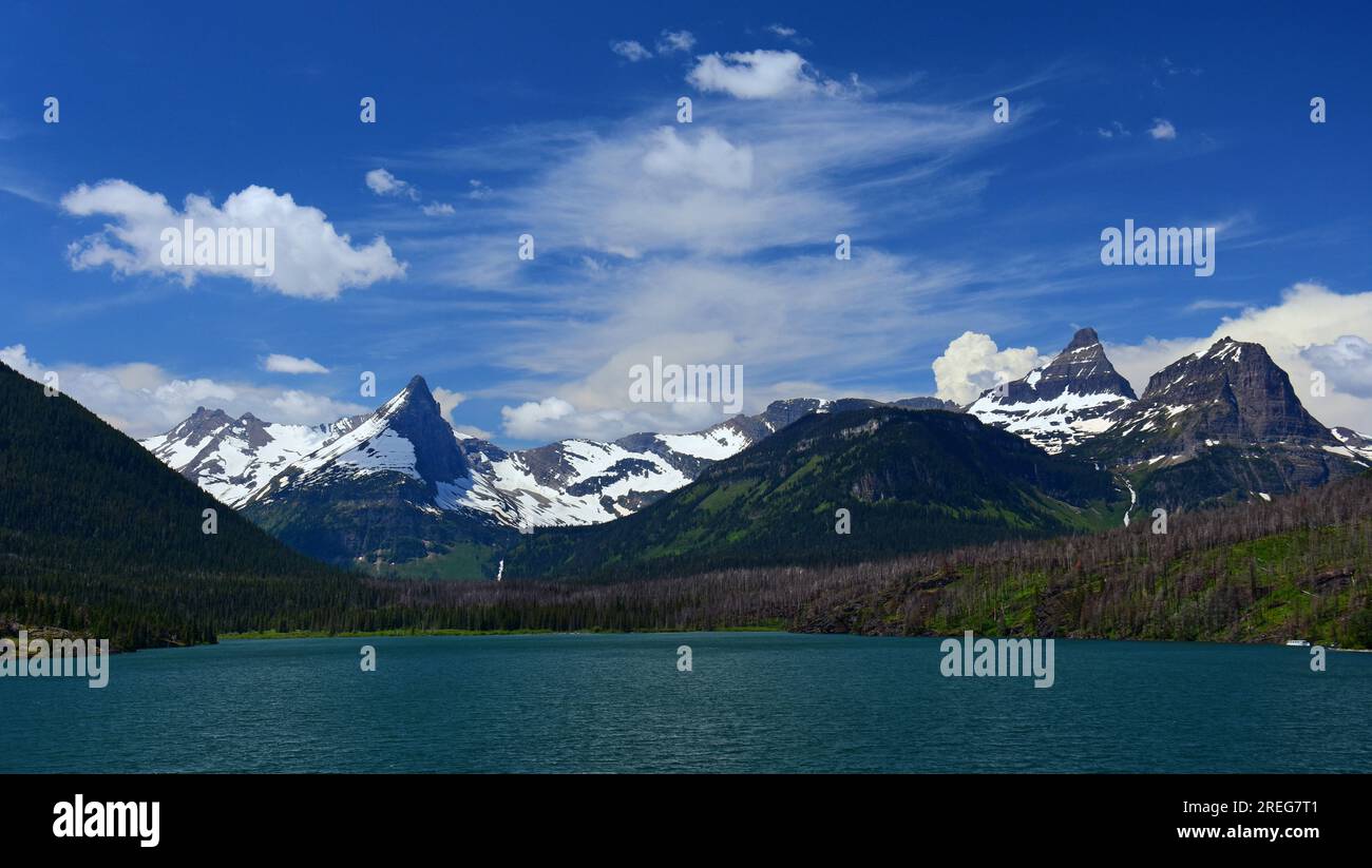 panorama spectaculaire de la montagne de fusillade et de la crête de gunsight du sentier de point de soleil dans le parc national de glacier, montana Banque D'Images