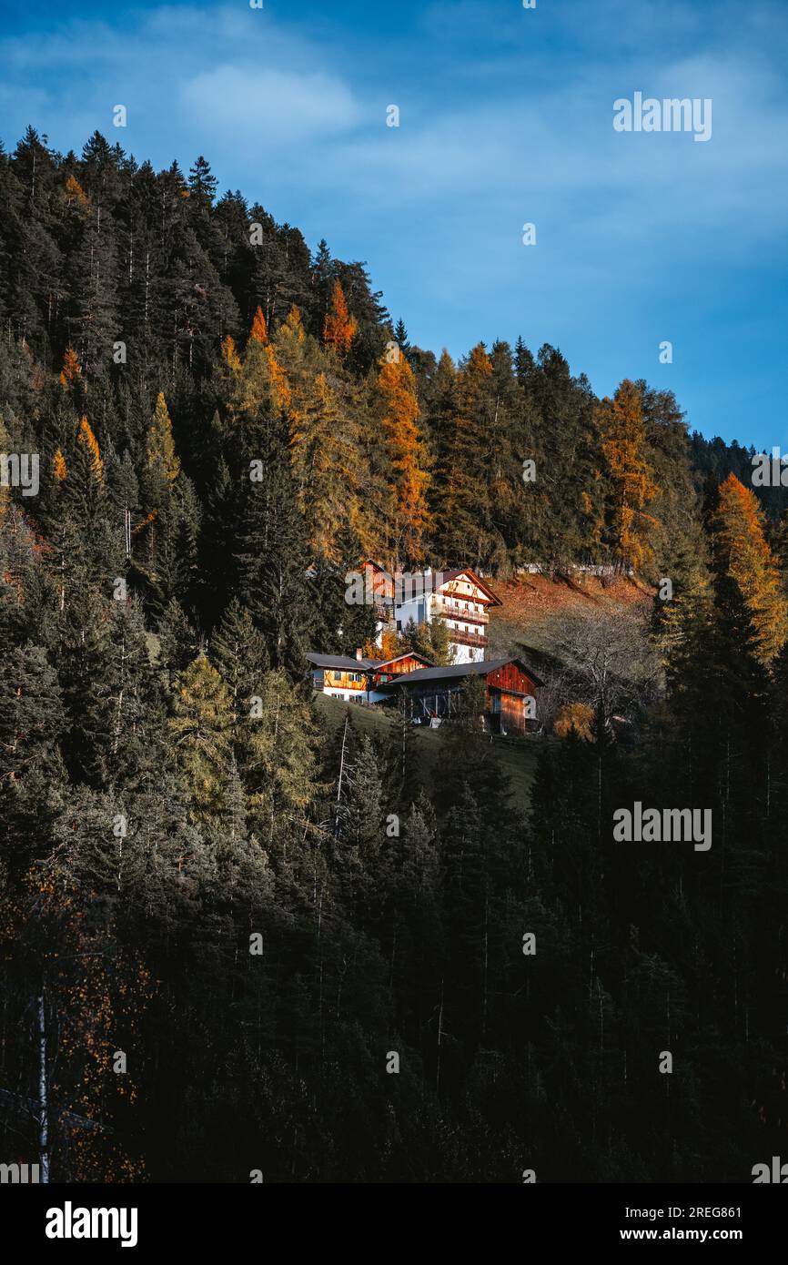 Maisons sur une montagne pendant le coucher du soleil à Santa Magdalena Dolomites Tyrol Italie Banque D'Images