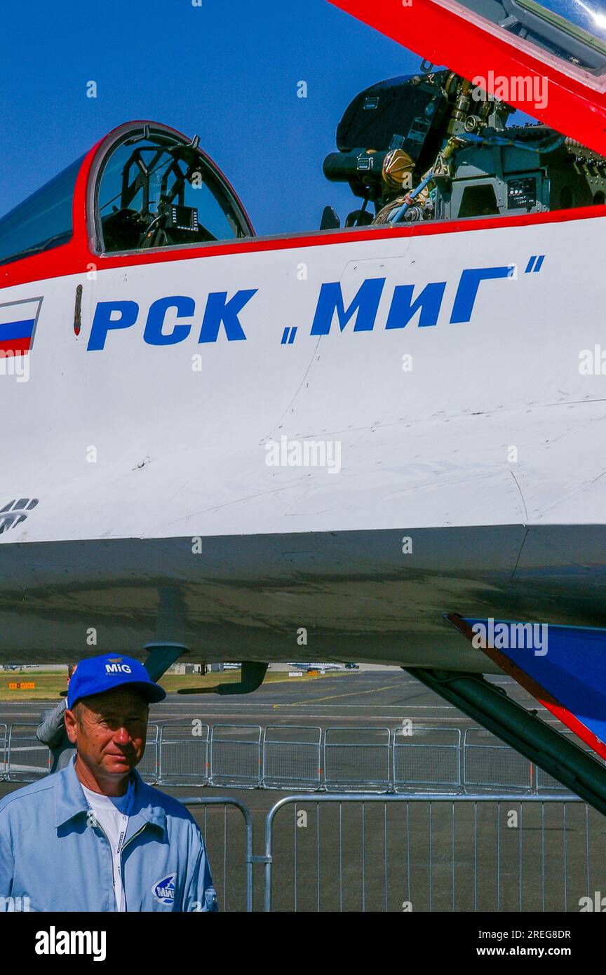 Avion à réaction MIG-29OFT, banc d'essai de vectorisation de poussée exposé au salon aéronautique international de Farnborough, salon aérien britannique. Mikoyan Gurevich MiG29. Texte cyrillique MIG Banque D'Images