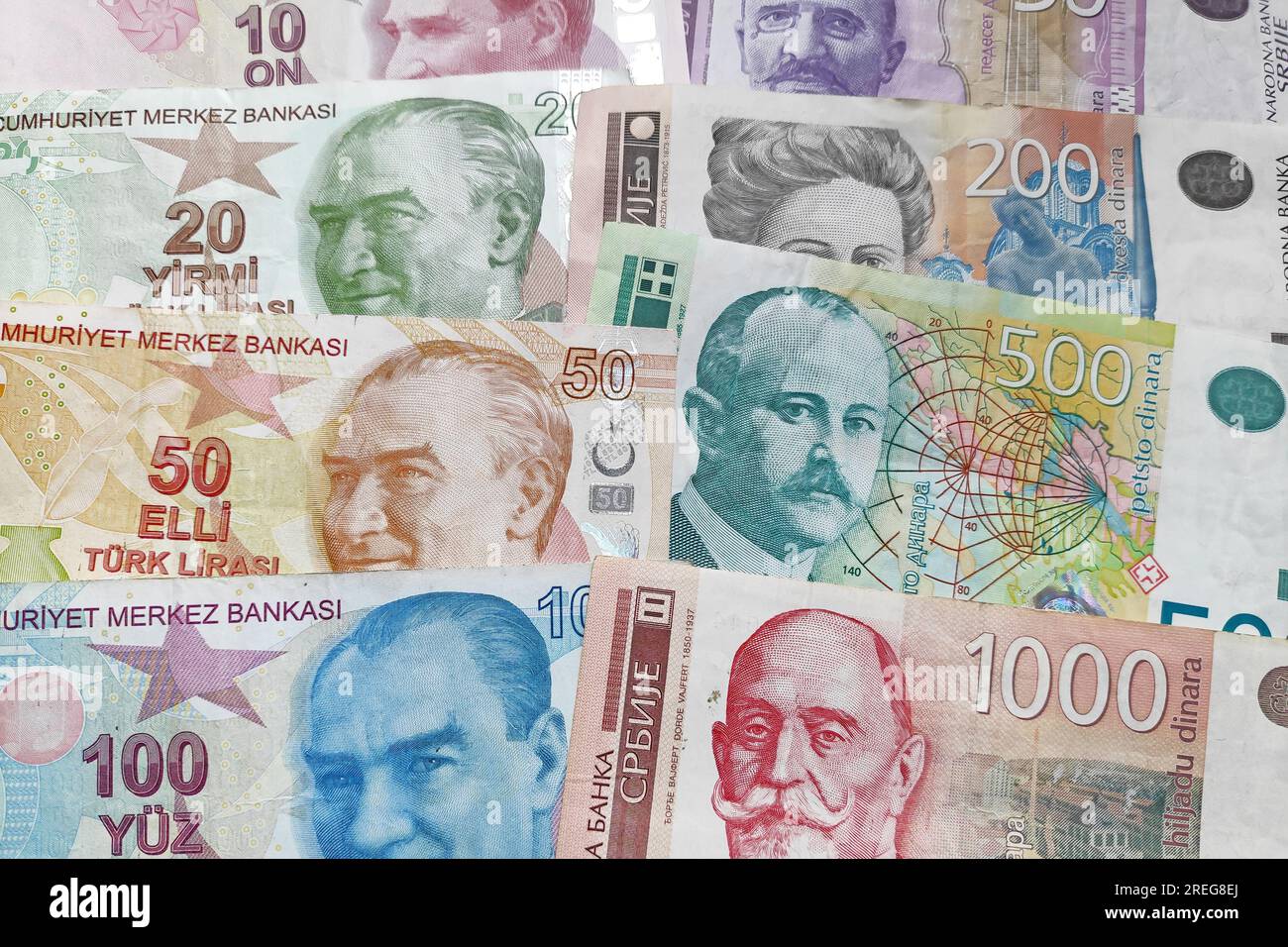 Gros plan sur une pile de lire turque et de dinar serbe. Banque D'Images