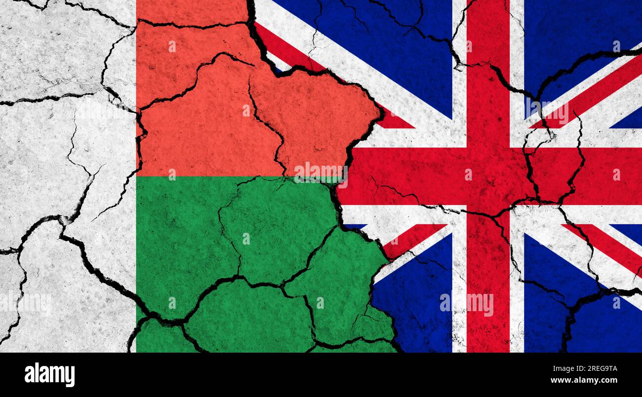 Drapeaux de Madagascar et du Royaume-Uni sur la surface fissurée - politique, concept de relation Banque D'Images