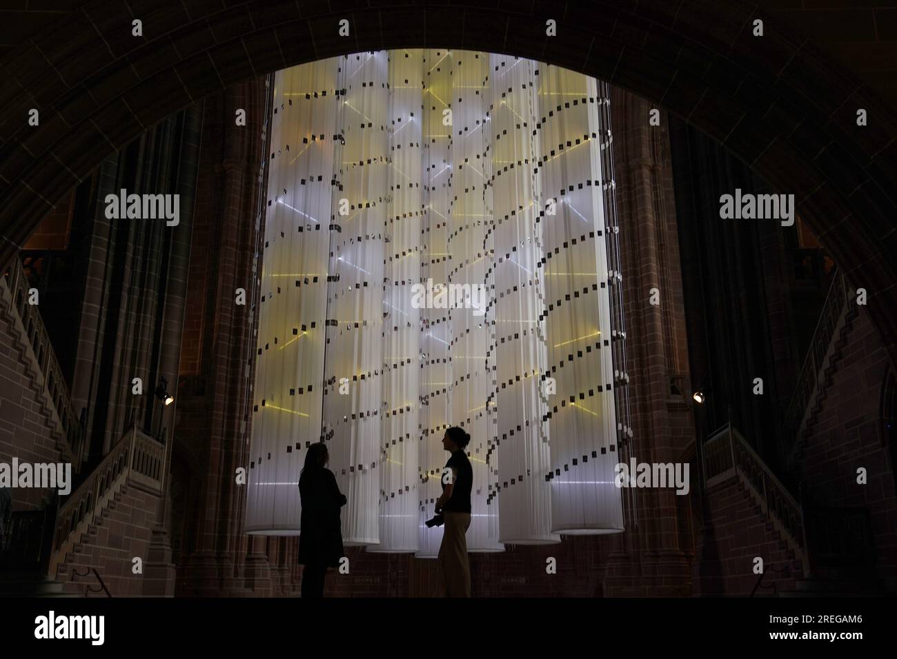 L'installation de l'artiste Peter Walker, intitulée "identité - nous sommes tous ensemble" à la cathédrale de Liverpool. L’installation, la troisième de sa série à succès, introduit sept colonnes lumineuses, suspendues au-dessus du puits. Chaque colonne est éclairée, avec des bandes de lumière individuelles représentant la double hélice de l'ADN et démontrant la composition unique de chaque personne et ensemble les sept colonnes représentent les différences distinctes de l'humanité. L'œuvre sera disponible jusqu'en septembre 3. Date de la photo : Vendredi 28 juillet 2023. Banque D'Images