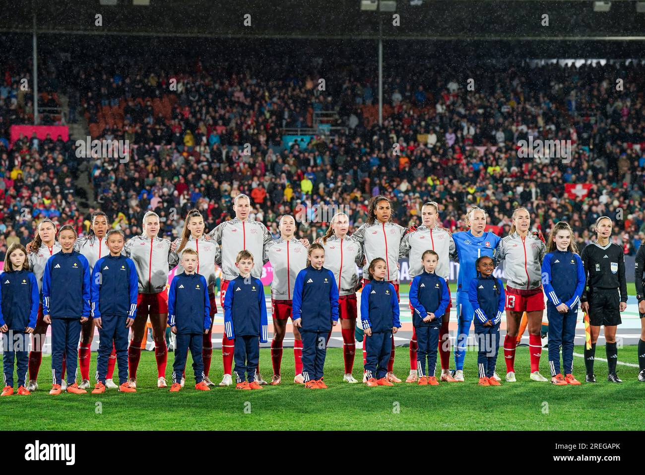 Hamilton, Nouvelle-Zélande. 25 juillet 2023. Joueuses de Suissependant l'hymne national avant le match de football de la coupe du monde des femmes de la FIFA 2023 entre la Suisse et la Norvège au stade Waikato à Hamilton, Nouvelle-Zélande. (Photo : Daniela Porcelli/Sports Press photo/C - DÉLAI D'UNE HEURE - ACTIVER FTP UNIQUEMENT SI LES IMAGES ONT MOINS D'UNE HEURE - Alamy) crédit : SPP Sport Press photo. /Alamy Live News Banque D'Images