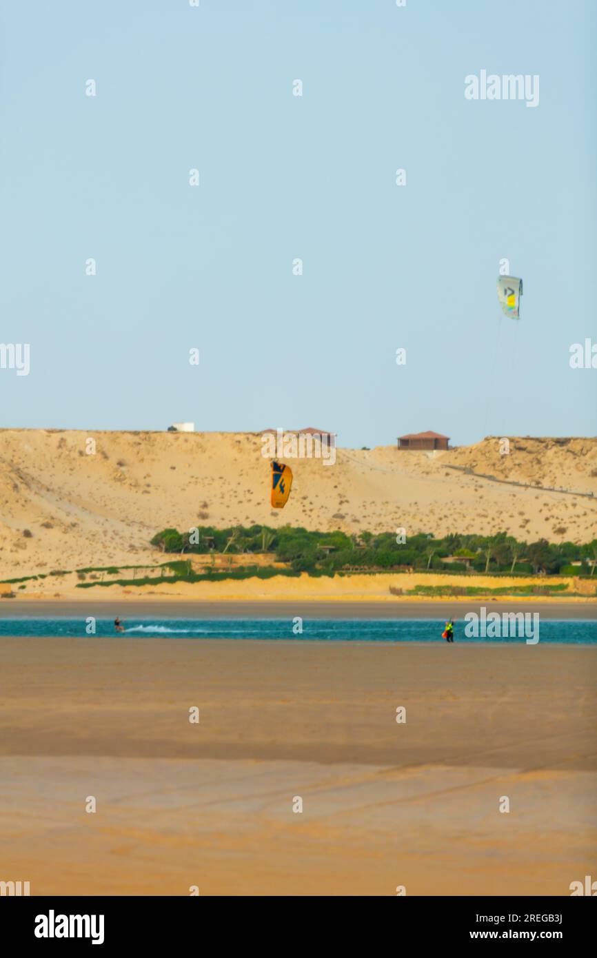 Personnes pratiquant Kitesurf sur la plage de Dakhla dans le sud du Maroc Banque D'Images Personnes pratiquant Kitesurf sur la plage de Dakhla dans le sud du Maroc Banque D'Images