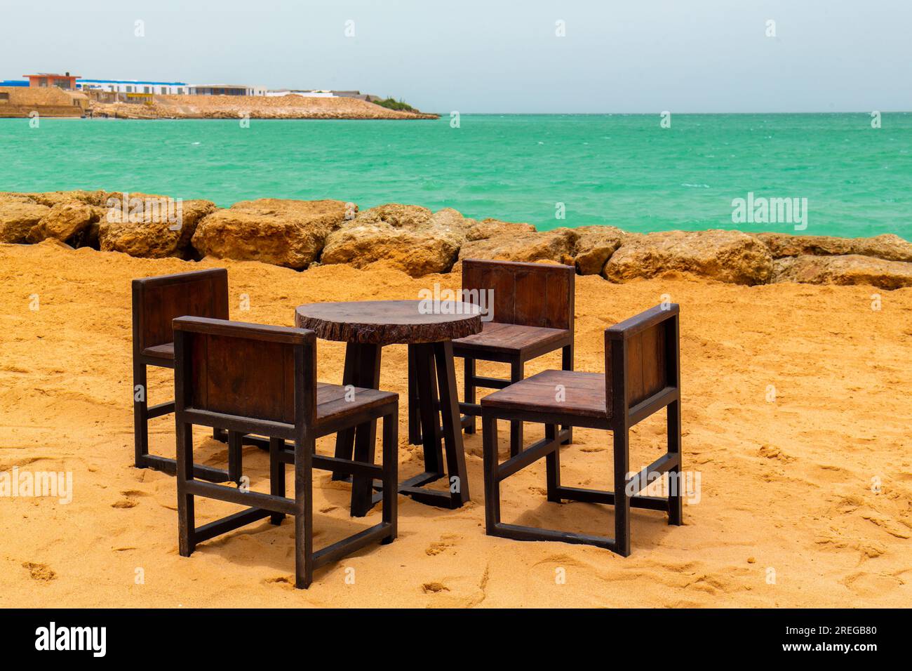 Bol de feu de camp, table en bois et accès direct au bord de la péninsule de Dakhla Banque D'Images Bol de feu de camp, table en bois et accès direct au bord de la péninsule de Dakhla Banque D'Images