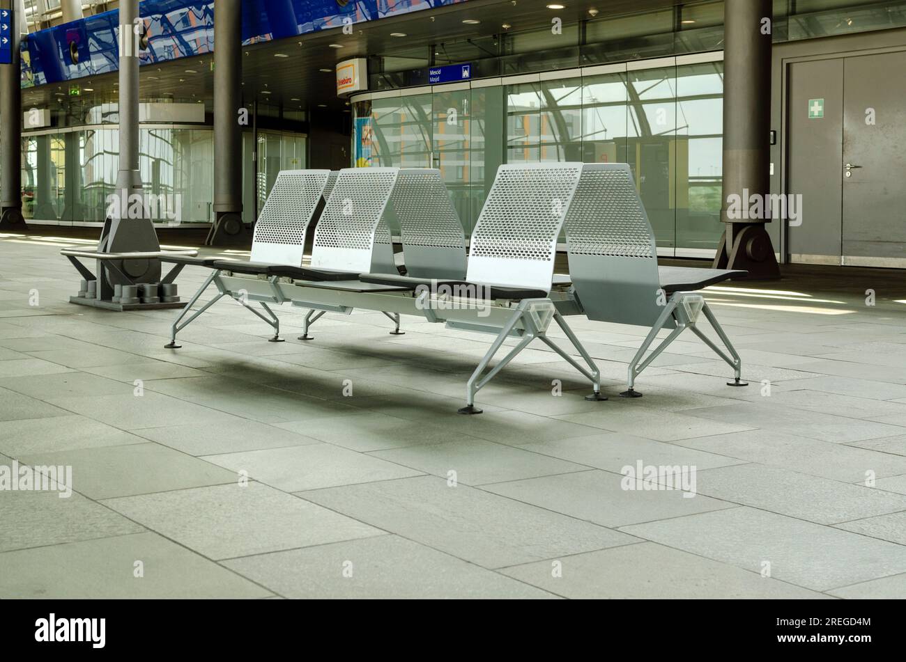 Chaises inoccupées à l'aéroport de Leipzig/Halle pendant le confinement de Covid en 2020, Allemagne Banque D'Images