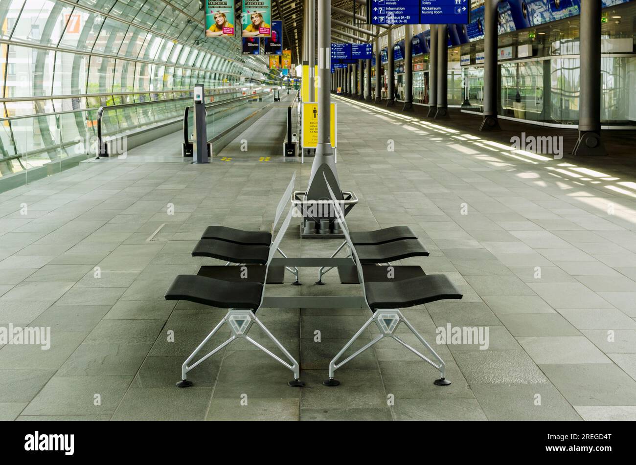 Chaises inoccupées à l'aéroport de Leipzig/Halle pendant le confinement de Covid en 2020, Allemagne Banque D'Images