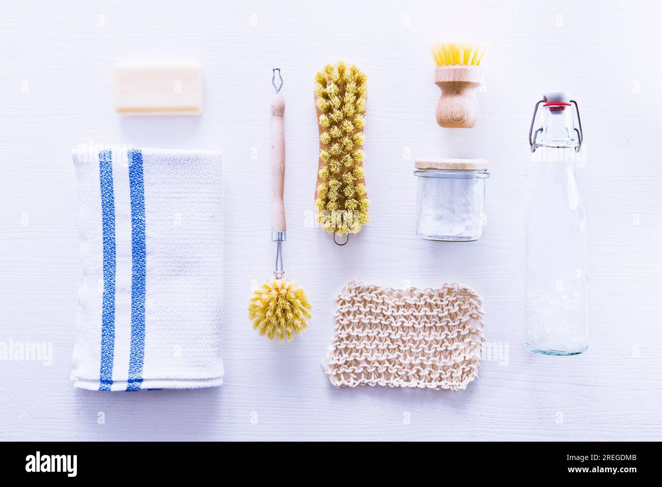 Brosses écologiques, chiffons de nettoyage, savon et bicarbonate de soude Banque D'Images