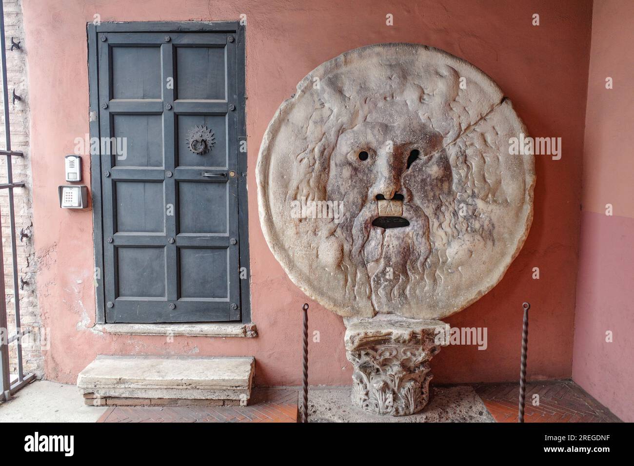 Rome, Italie - 27 novembre 2022 : sculpture bouche de vérité (Bocca della Verita) Banque D'Images