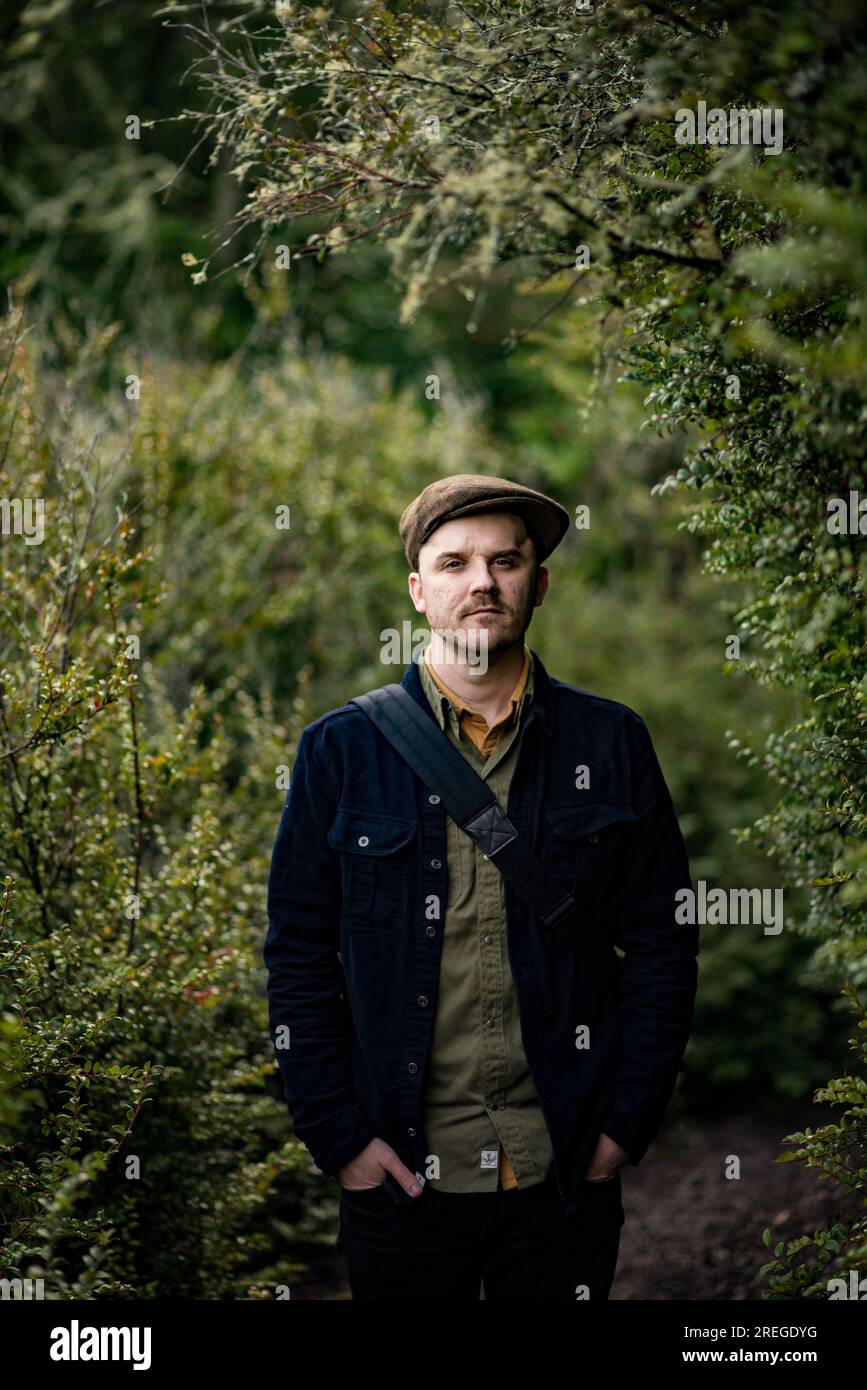 Portrait d'un homme entouré d'un paysage forestier verdoyant Banque D'Images