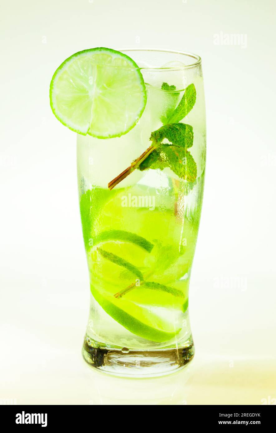 boisson froide mojito gouttes sur un verre sur un fond blanc Banque D'Images