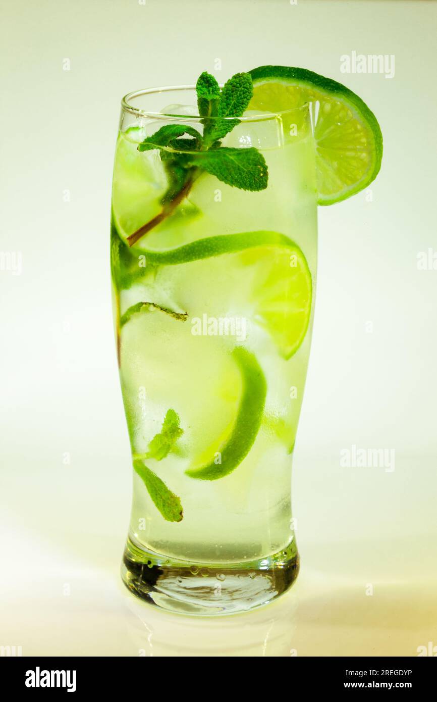 boisson froide mojito gouttes sur un verre sur un fond blanc Banque D'Images