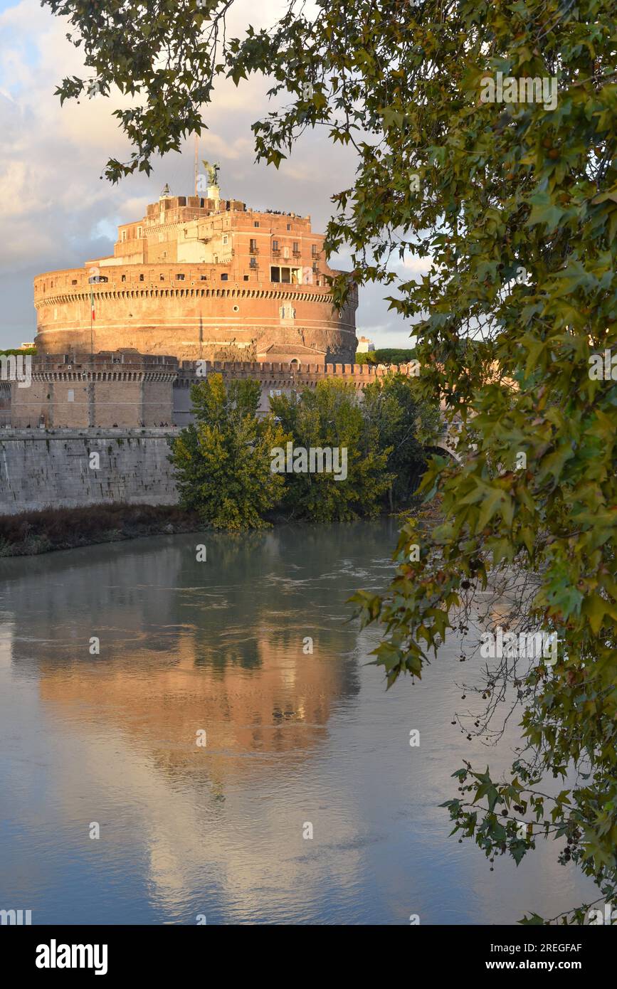 Rome, Italie - 26 novembre 2022 : Château Saint Angel et pont sur le Tibre Banque D'Images