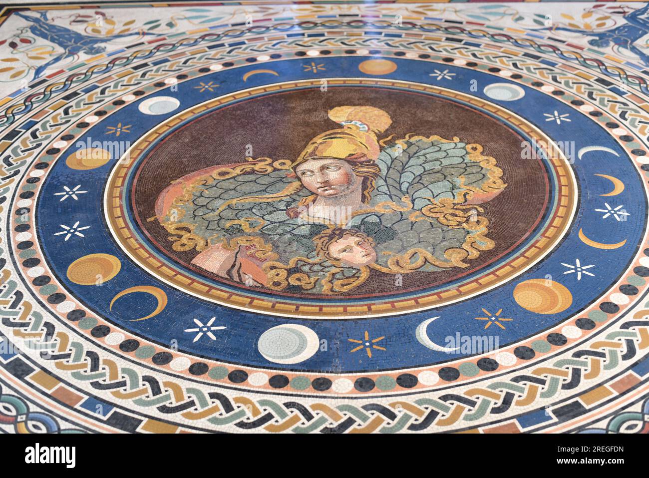Rome, Italie - 27 novembre 2022 : Mosaïque d'Athéna dans la salle ronde, Musée Pio Clementino, Musées du Vatican Banque D'Images