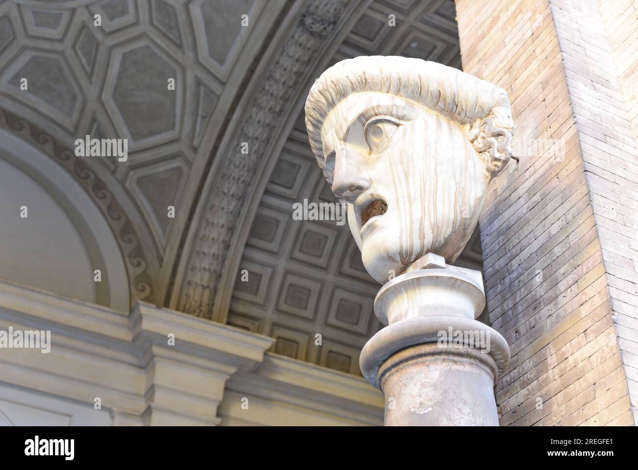 Rome, Italie - 27 novembre 2022 : sculptures et celings en dôme dans la salle ronde, Musée Pio Clementino, Musées du Vatican Banque D'Images