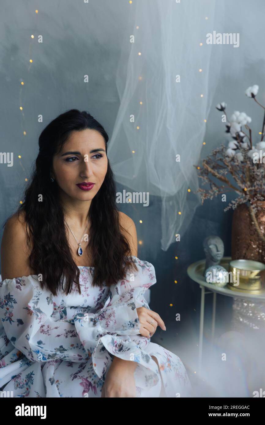 Fille gros plan sur le fond d'un arrangement floral Banque D'Images