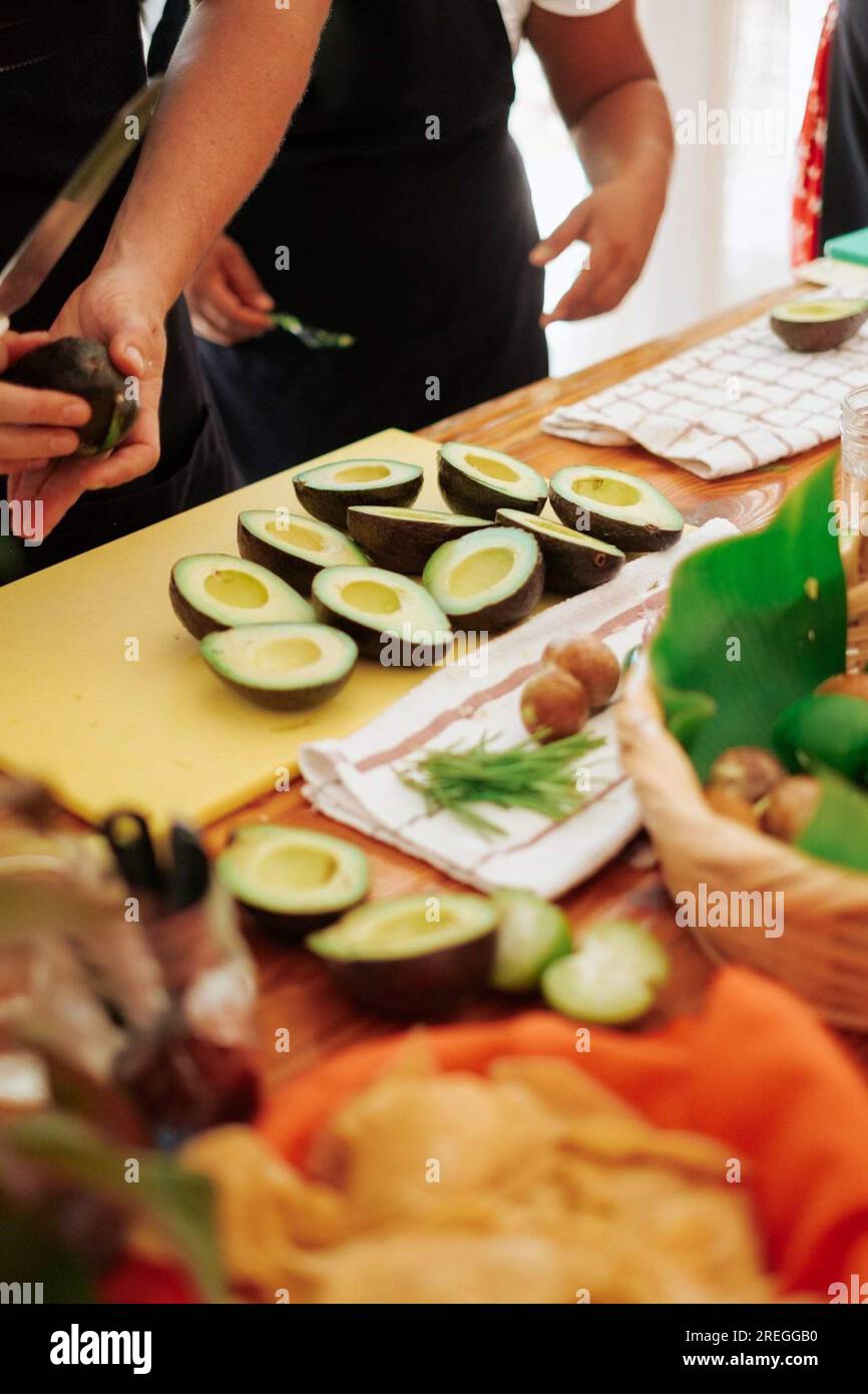 Avocats préparés pour le guacamole lors d'un cours de cuisine Banque D'Images