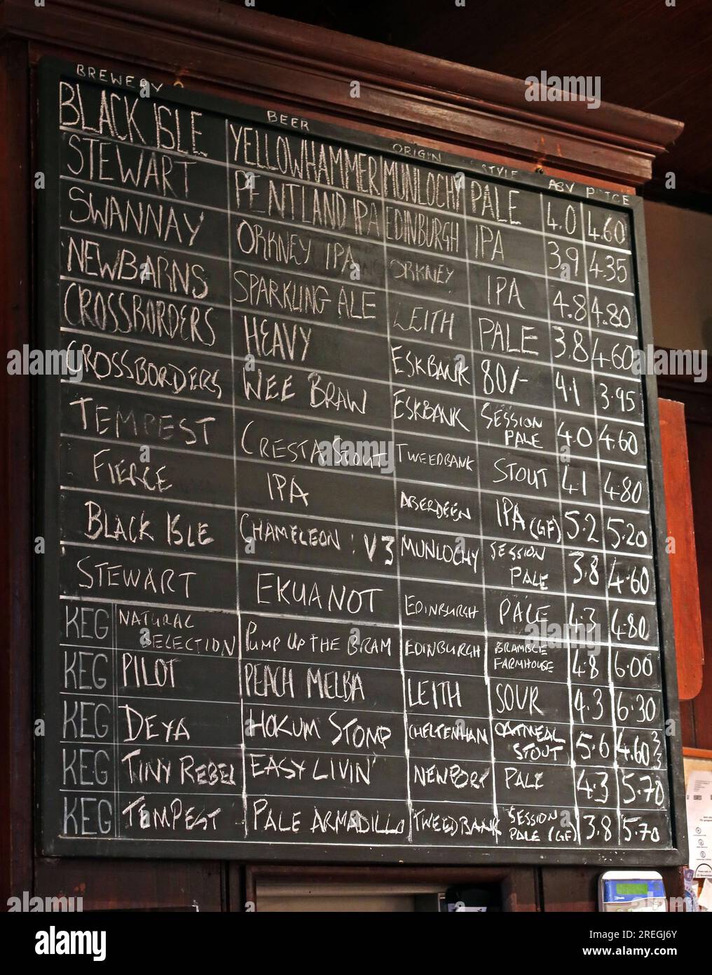 Tableau noir de la liste des bières à l'intérieur du Cloisters Bar sur Brougham Street, à Édimbourg, montrant un large éventail de bières artisanales écossaises et britanniques Banque D'Images