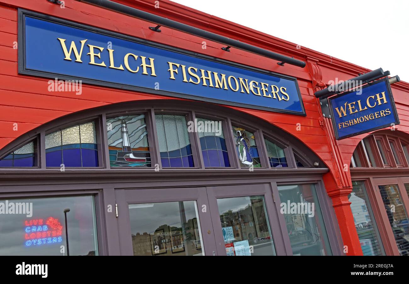 Extérieur de Welch Fishmongers on Pier place à Newhaven, Édimbourg, un détaillant de fruits de mer indépendant établi de longue date EH6 4LP Banque D'Images