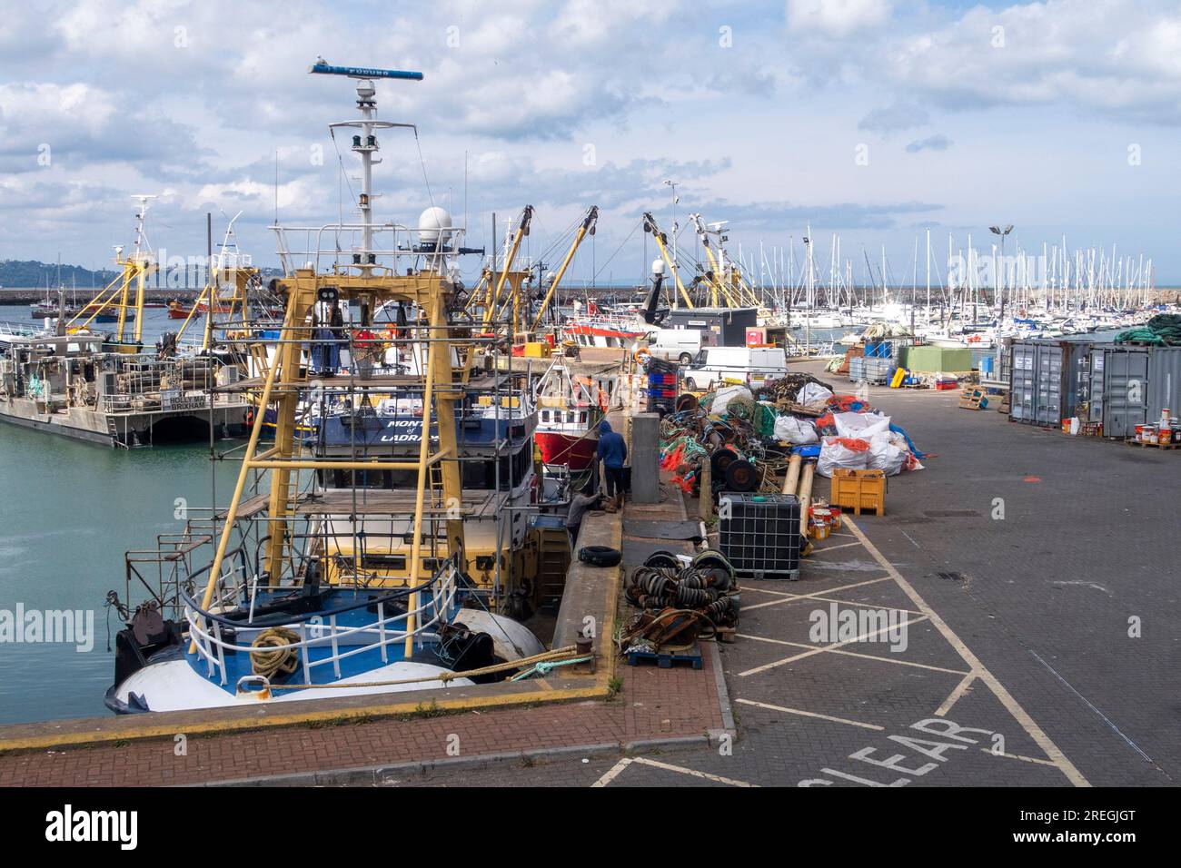 Bateaux de pêche dans le port de Brixham, un important port de pêche du Devon, en Angleterre. Industrie de la pêche Royaume-Uni Banque D'Images