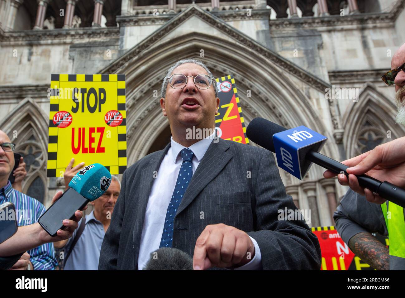 Londres, Angleterre, Royaume-Uni. 28 juillet 2023. Le conseiller conservateur forÂ Bromley SIMON FAWTHROP est vu faire une déclaration pour faire pression devant les cours royales de justice alors que le juge de la haute cour se prononce en faveur du maire de Londres Sadiq Khan dans une poursuite contre l'expansion de la zone ultra-basse émission (ULEZ). (Image de crédit : © Tayfun Salci/ZUMA Press Wire) USAGE ÉDITORIAL SEULEMENT! Non destiné à UN USAGE commercial ! Banque D'Images