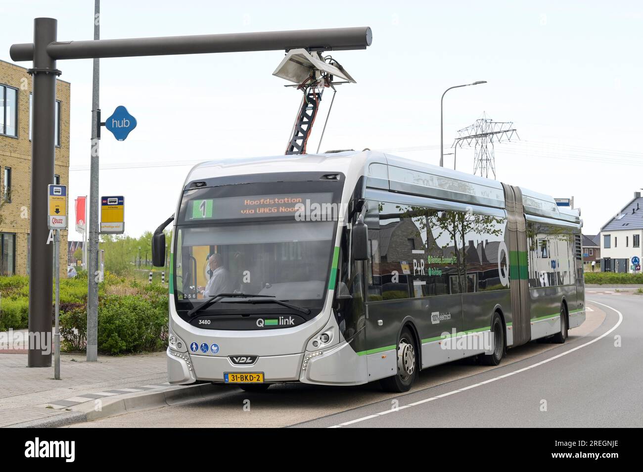 PAYS-BAS, Groningen, P+R Park and Ride Reitdiep, parking avec panneau solaire sur le toit et station de charge pour la navette électrique vers le centre-ville / NIEDERLANDE, Groningen, Park und Ride Parkplatz mit Solardach und Ladestation für Elektrobusse fuer transfert à die Innenstadt Banque D'Images