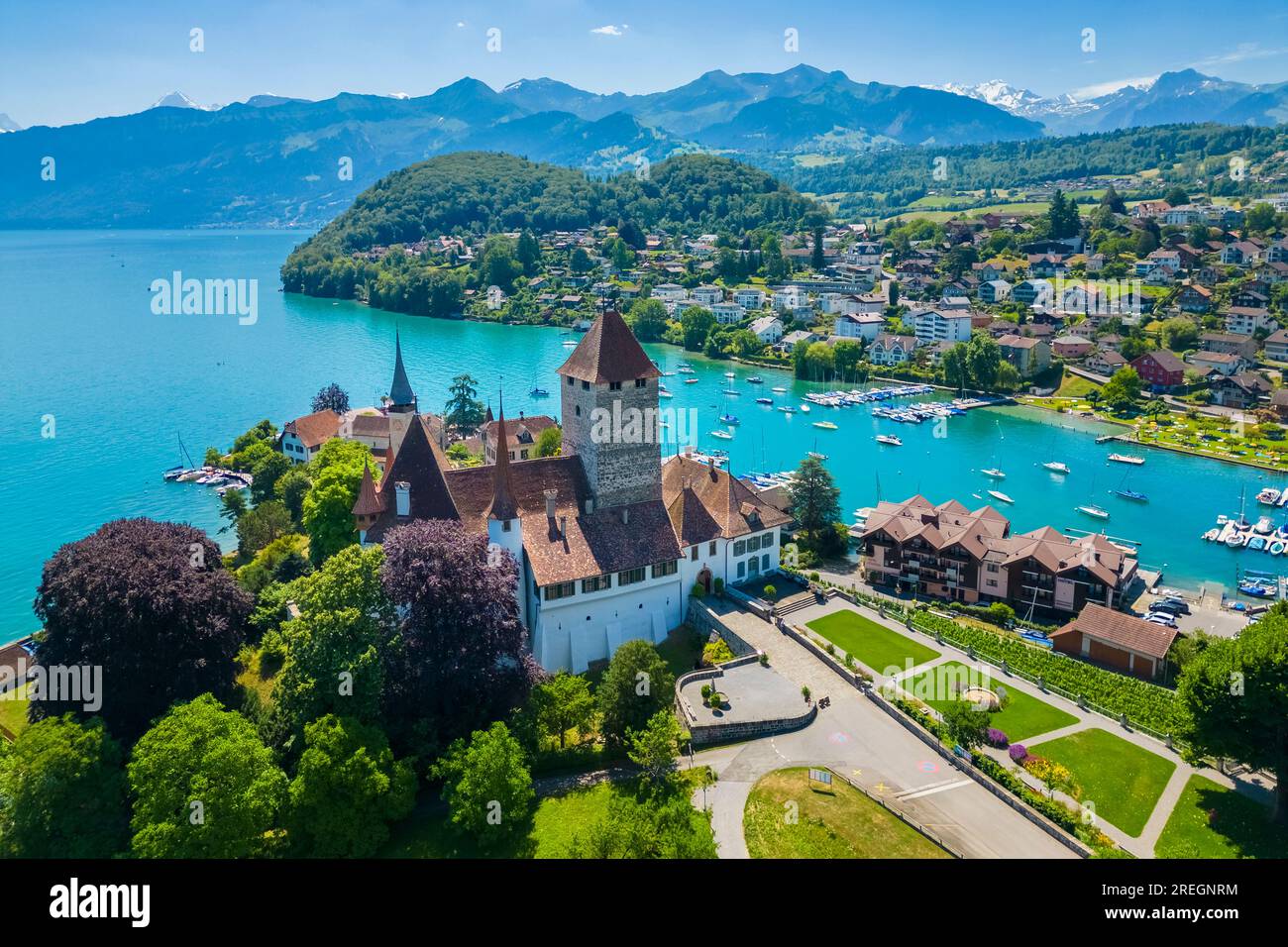 Vue aérienne du château de Spiez et du lac de Thoune en été. Oberland bernois, district administratif de Frutigen-Niedersimmental, Canton de Berne, Suisse. Banque D'Images
