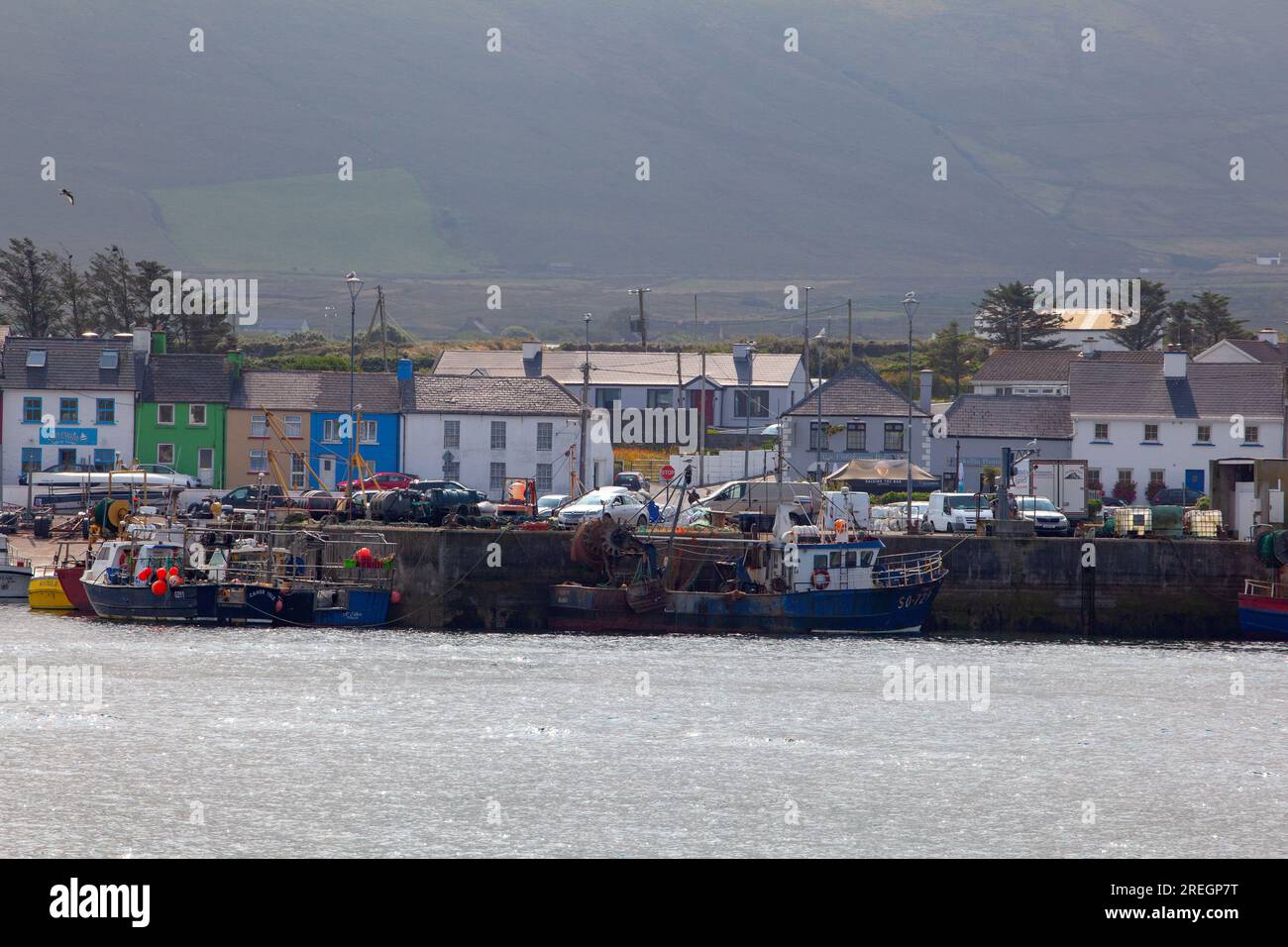 Portmagee, péninsule d'Iveragh, vue depuis l'île de Valentia, août. Banque D'Images