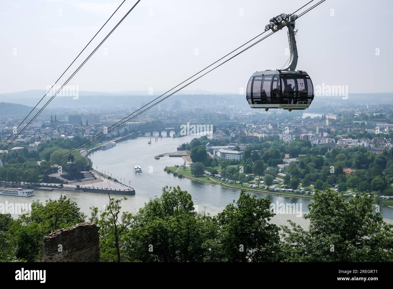 Koblenz, Rhénanie-Palatinat, Allemagne - vue de la ville Koblenz, Deutsches Eck avec Kaiser-Wilhelm monument à l'embouchure de la Moselle dans le Rhin, CAB Banque D'Images