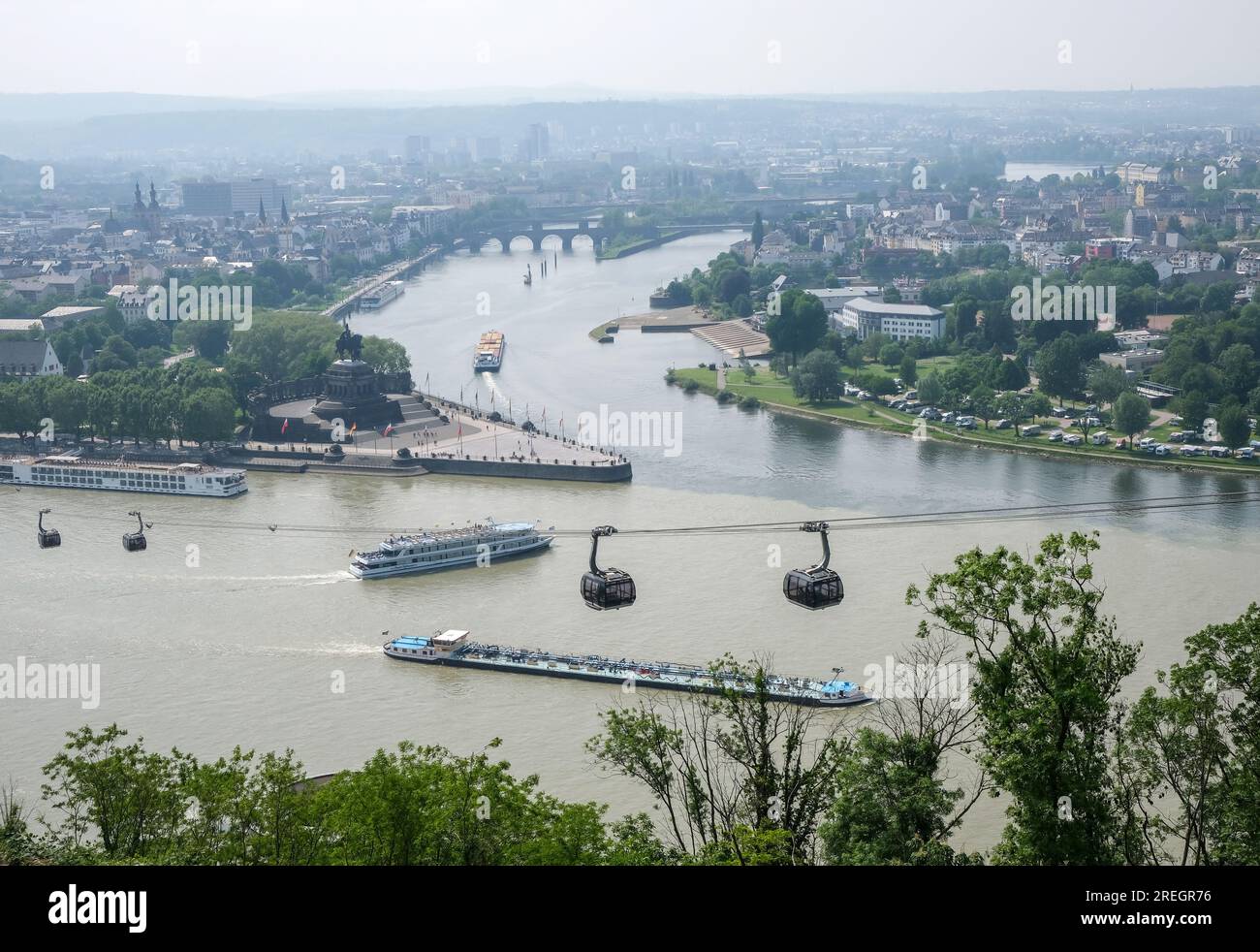 Koblenz, Rhénanie-Palatinat, Allemagne - vue de la ville Koblenz, Deutsches Eck avec Kaiser-Wilhelm monument à l'embouchure de la Moselle dans le Rhin, CAB Banque D'Images