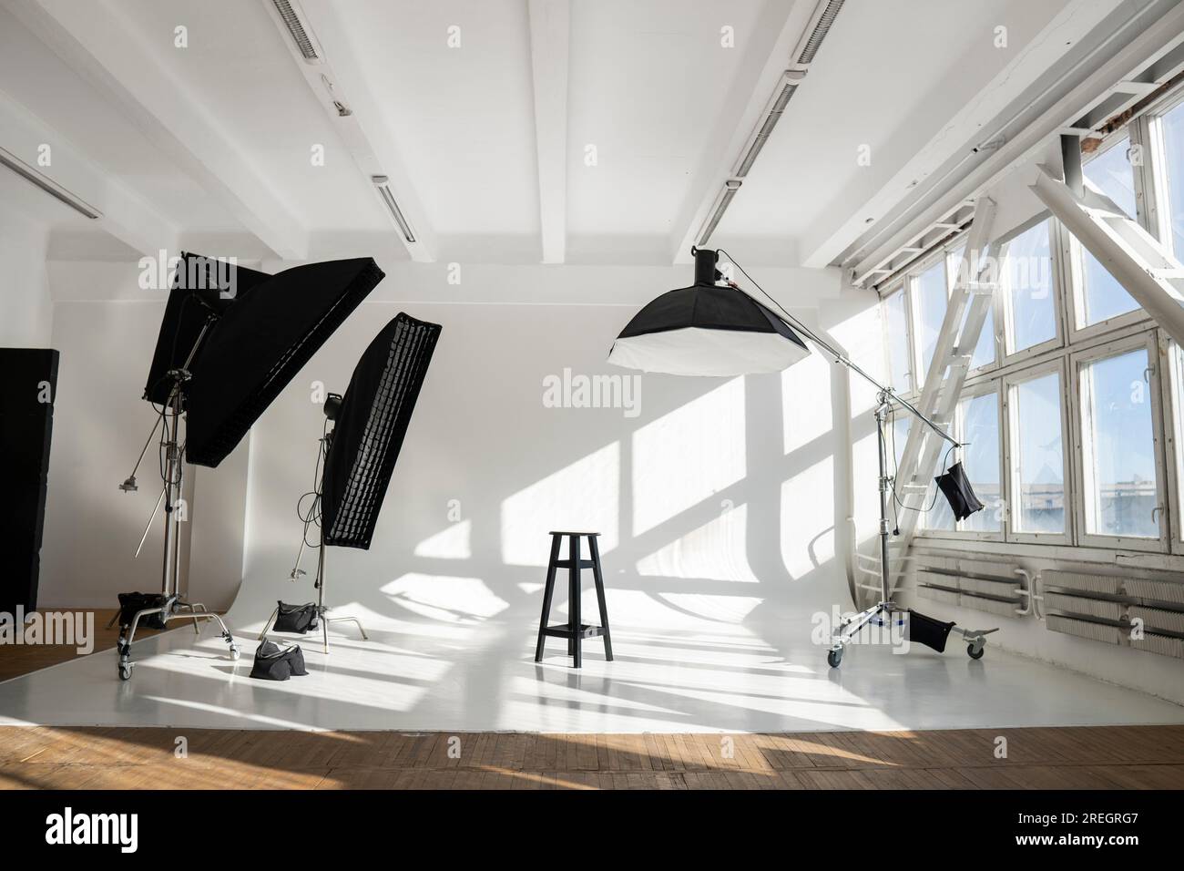 Grand grand cyclorama blanc dans un studio photo professionnel moderne avec un équipement professionnel, lights, stands et boîtes souples. Banque D'Images