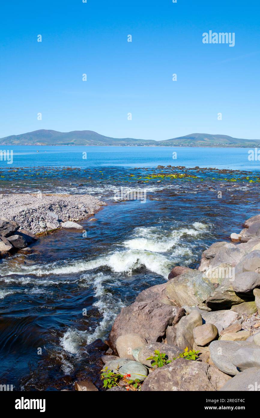 Ballinskelligs Bay, Waterville, comté de Kerry, Irlande, vu de l'endroit où la rivière Currane rejoint la mer. Août 2022. Banque D'Images