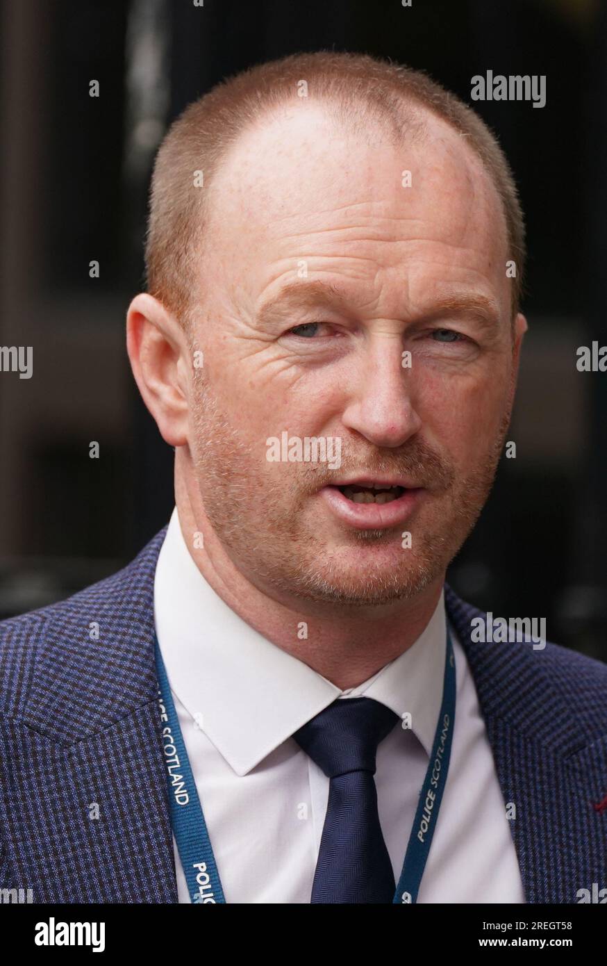 L'inspecteur Fraser Spence, de la police Scotland arrive à la haute Cour de Glasgow, pour la condamnation du conducteur en état d'ébriété Alexander McKellar qui a tué le cycliste Tony Parsons, 63 ans, de Tillicoultry, Clackmannanshire, avec sa voiture le 29 2017 septembre sur l'A82 près de Bridge of Orchy. Date de la photo : Vendredi 28 juillet 2023. Banque D'Images