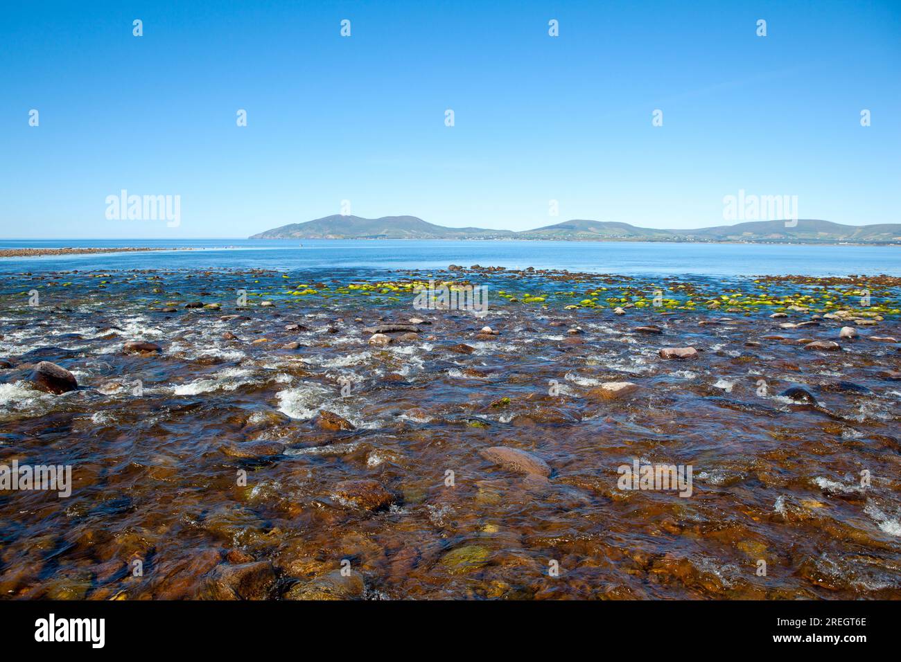 Ballinskelligs Bay, Waterville, comté de Kerry, Irlande, vu de l'endroit où la rivière Currane rejoint la mer. Août 2022. Banque D'Images