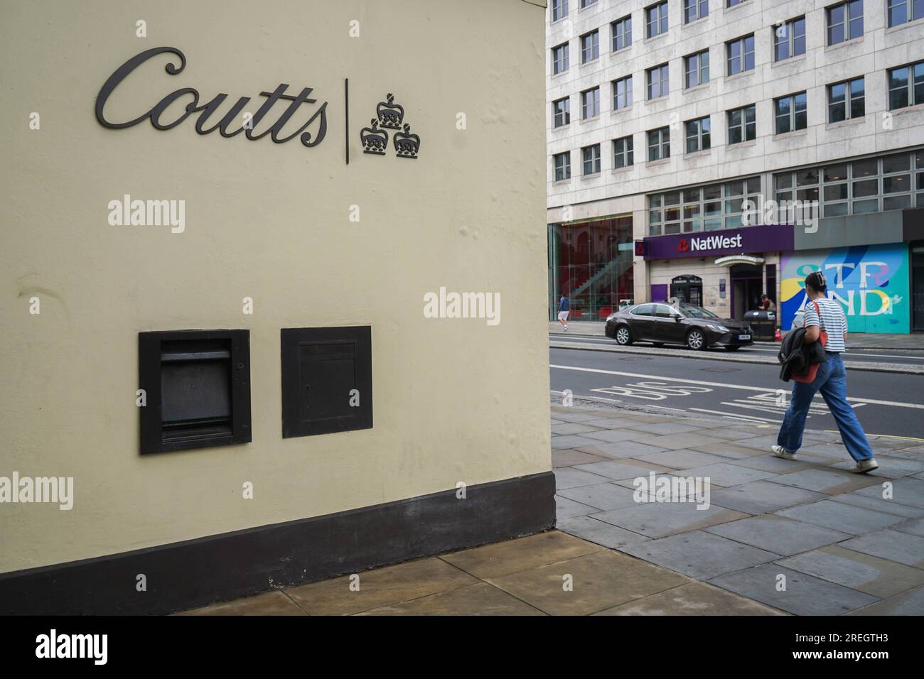 Londres Royaume-Uni. 28 juillet 2023 la signalisation à l'extérieur de Coutts Bank sur le Strand. Peter Flavel, directeur général de Coutts, a démissionné de Nigel Farage 48 heures après que la directrice générale de NatWest, Alison Rose, a été forcée de démissionner à cause de la mauvaise gestion du compte bancaire de Nigel Farage. Crédit amer ghazzal/Alamy Live News Banque D'Images