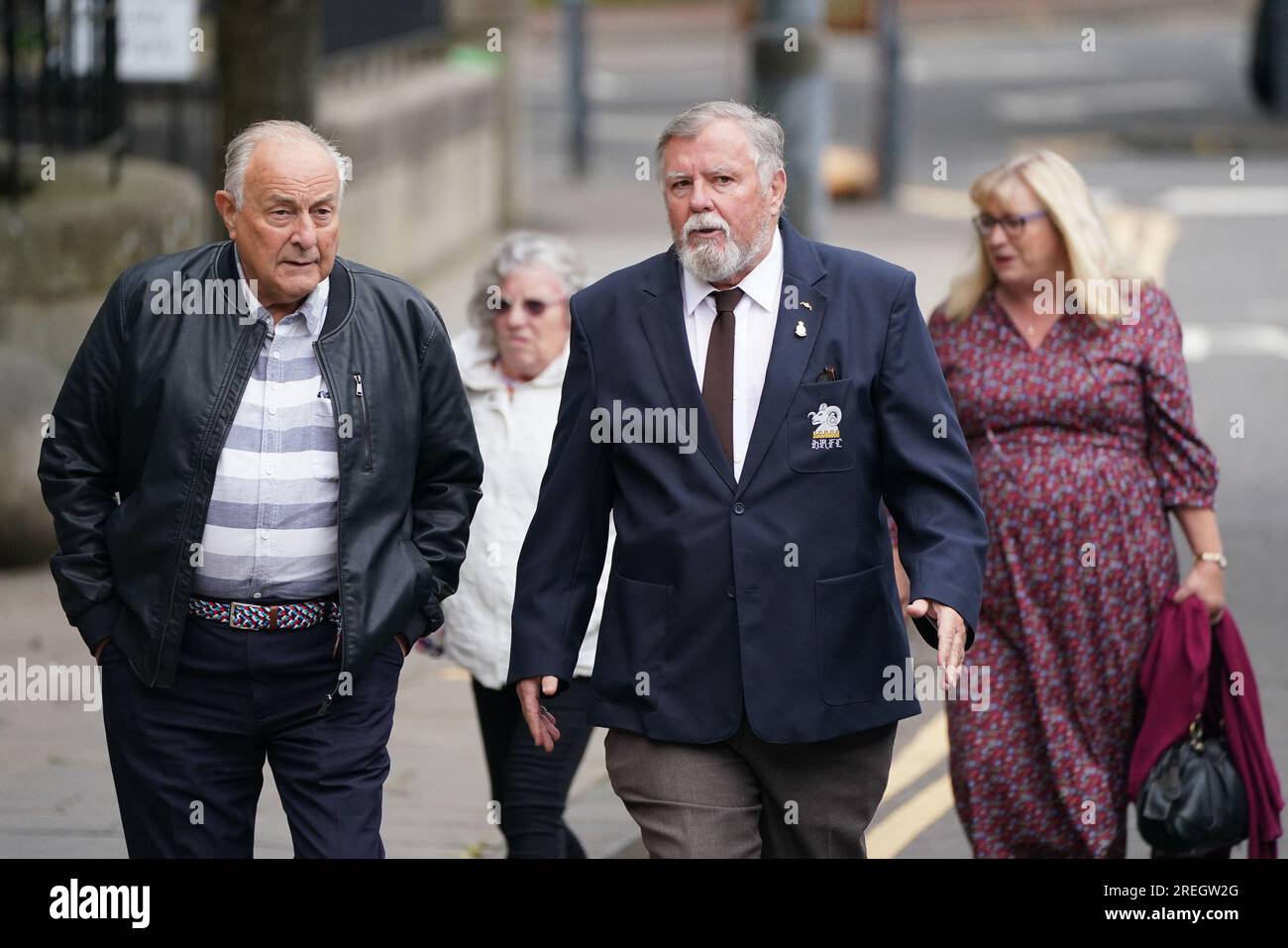 Le vétéran de la Royal Navy, Roger Jones (à gauche) arrive à la haute Cour, à Glasgow, avec d'autres amis et collègues du cycliste caritatif Tony Parsons, 63 ans, de Tillicoultry, Clackmannanshire, où le conducteur ivre Alexander McKellar qui a tué le cycliste avec sa voiture le 29 2017 septembre sur l'A82 près du pont d'Orchy, doit être condamné. Date de la photo : Vendredi 28 juillet 2023. Banque D'Images