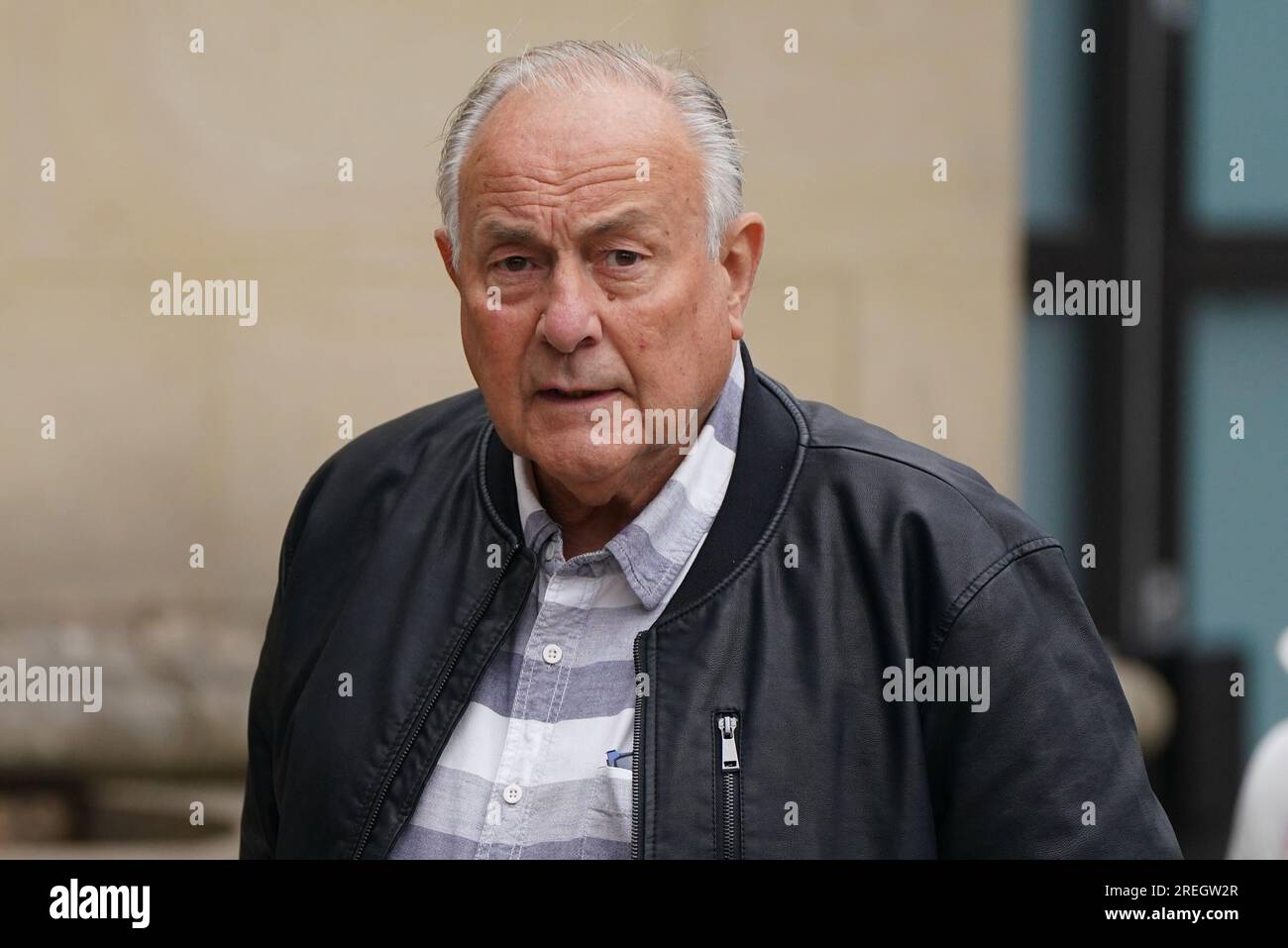 Le vétéran de la Royal Navy, Roger Jones, un ami et ancien collègue du cycliste caritatif Tony Parsons, 63 ans, de Tillicoultry, Clackmannanshire, arrive à la haute Cour, à Glasgow, où le conducteur ivre Alexander McKellar qui a tué le cycliste avec sa voiture le 29 2017 septembre sur l'A82 près du pont d'Orchy, doit être condamné. Date de la photo : Vendredi 28 juillet 2023. Banque D'Images