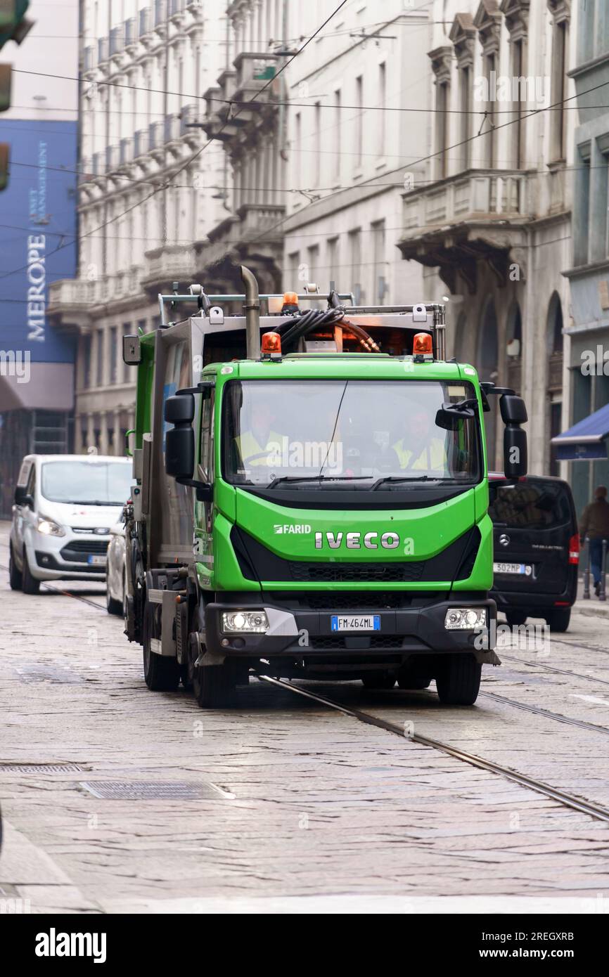Milan, Italie - 13 novembre 2021 : véhicule pour la collecte séparée des déchets organiques et plastiques Banque D'Images