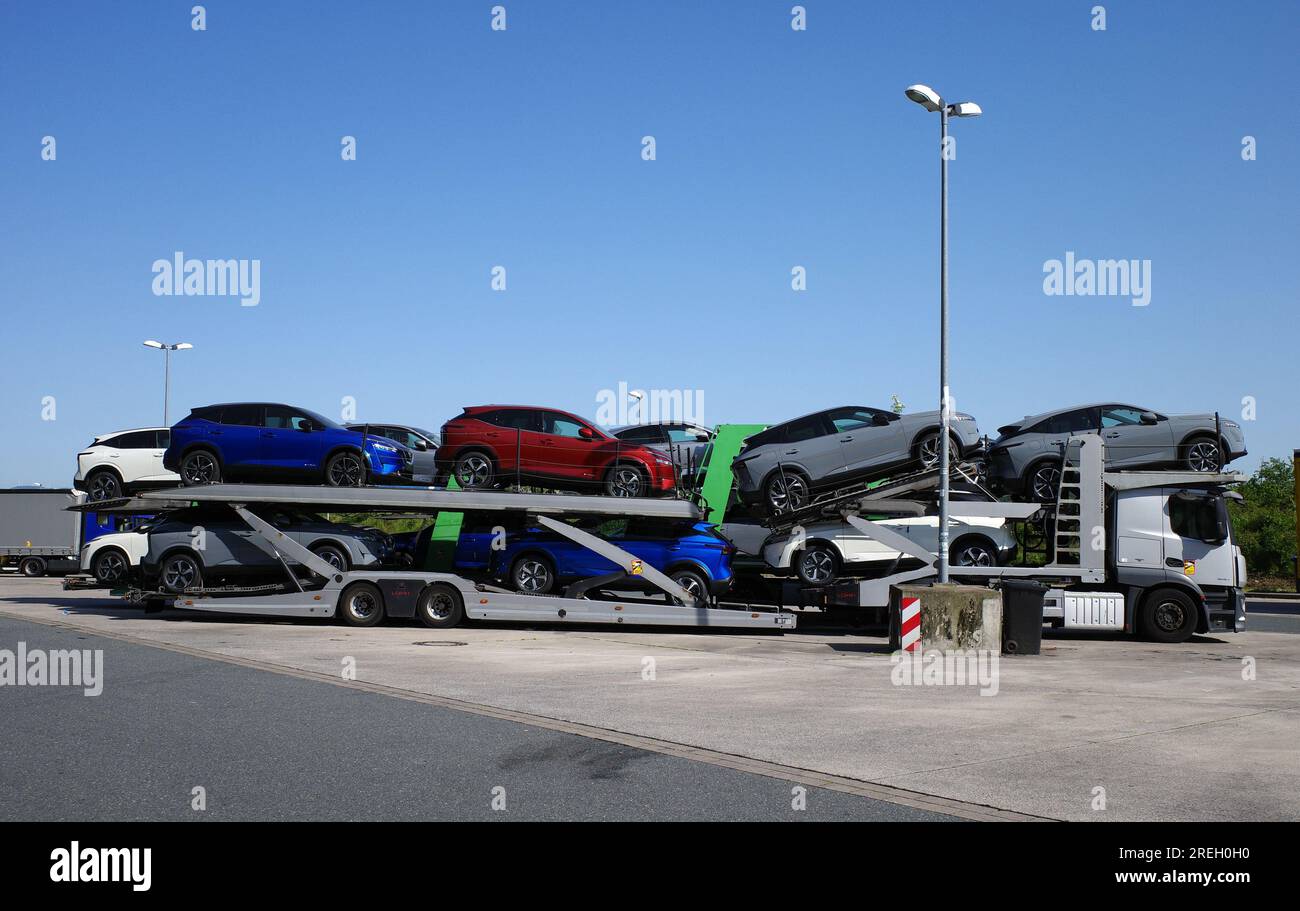 Osnabrück - Allemagne - juin 4 2023 Un camion plein de voitures neuves. Les nouveaux véhicules sont Nissan Qashqai e puissance Banque D'Images