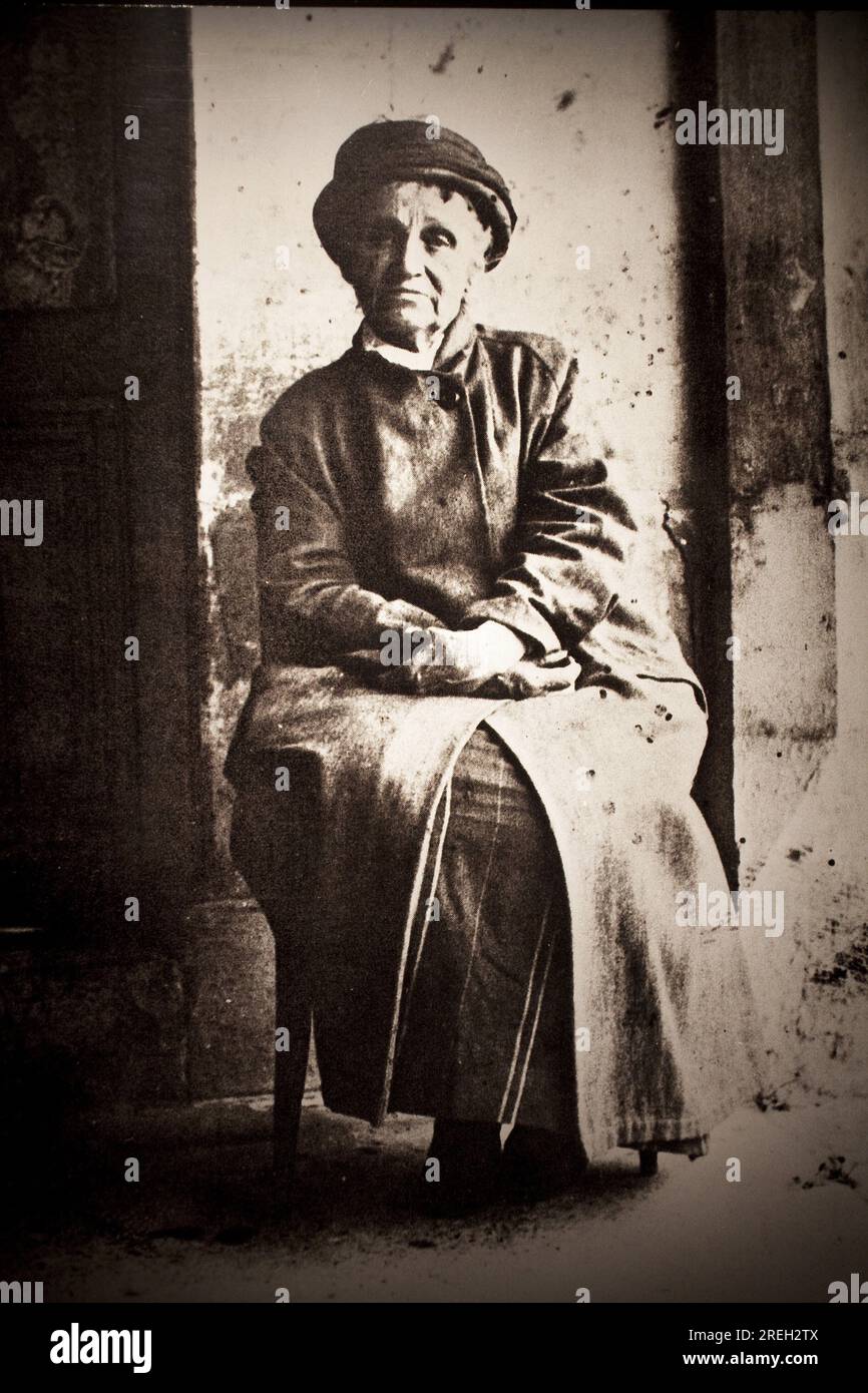 Camille Claudel (1864-1943), a l'asile public d'alienes de Montvergues a Monfavet (France). Portrait photographique 1929, de William Elborne. Retrait. Musée des Beaux Arts de Poitiers (France). Banque D'Images