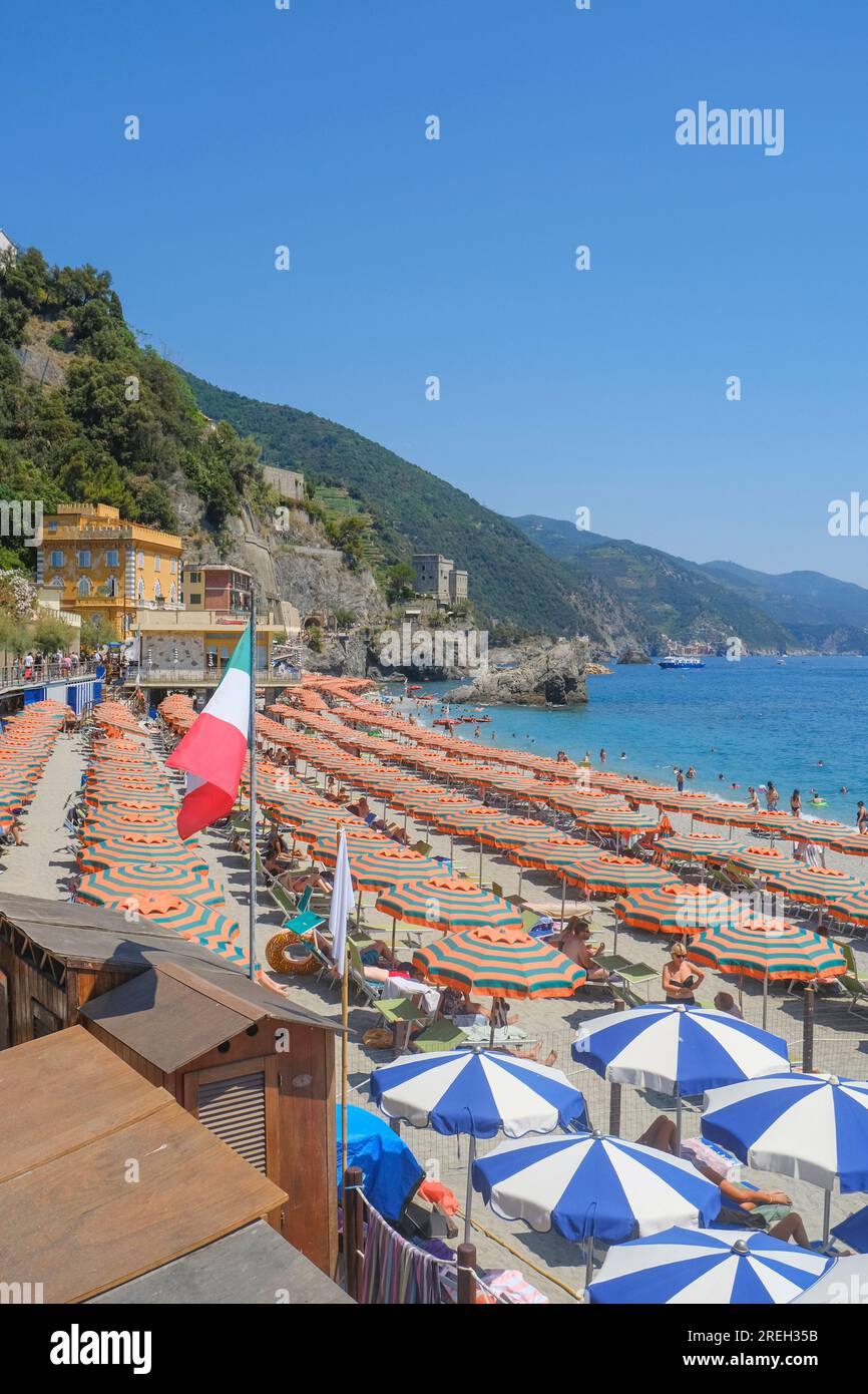 Parasols orange sur la plage de Monterosso, Cinque Terre, la mer Ligurienne, Ligurie, Italie, Riviera italienne Banque D'Images